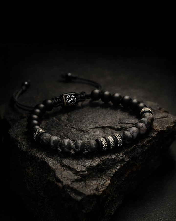 Makramee-Armband aus Indigo Gabbro, Onyx &amp; Diamond-Cut Rondellen aus Edelstahl