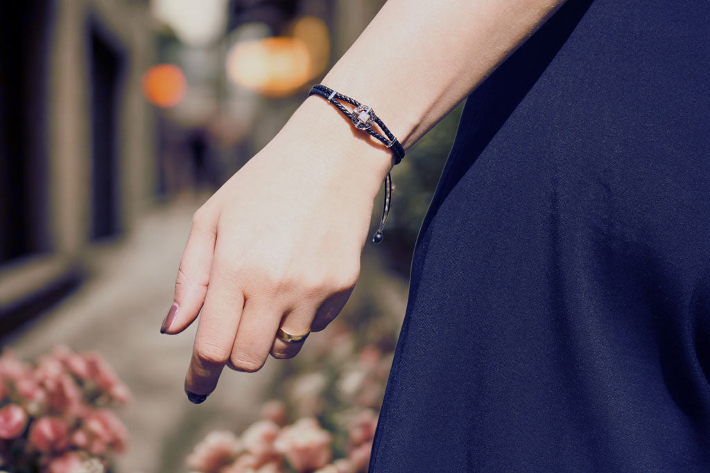 Edelstein Makramee-Armband mit 20 weißen &amp; schwarzen Diamanten in 585 Weißgold mit geflochtenem Leder