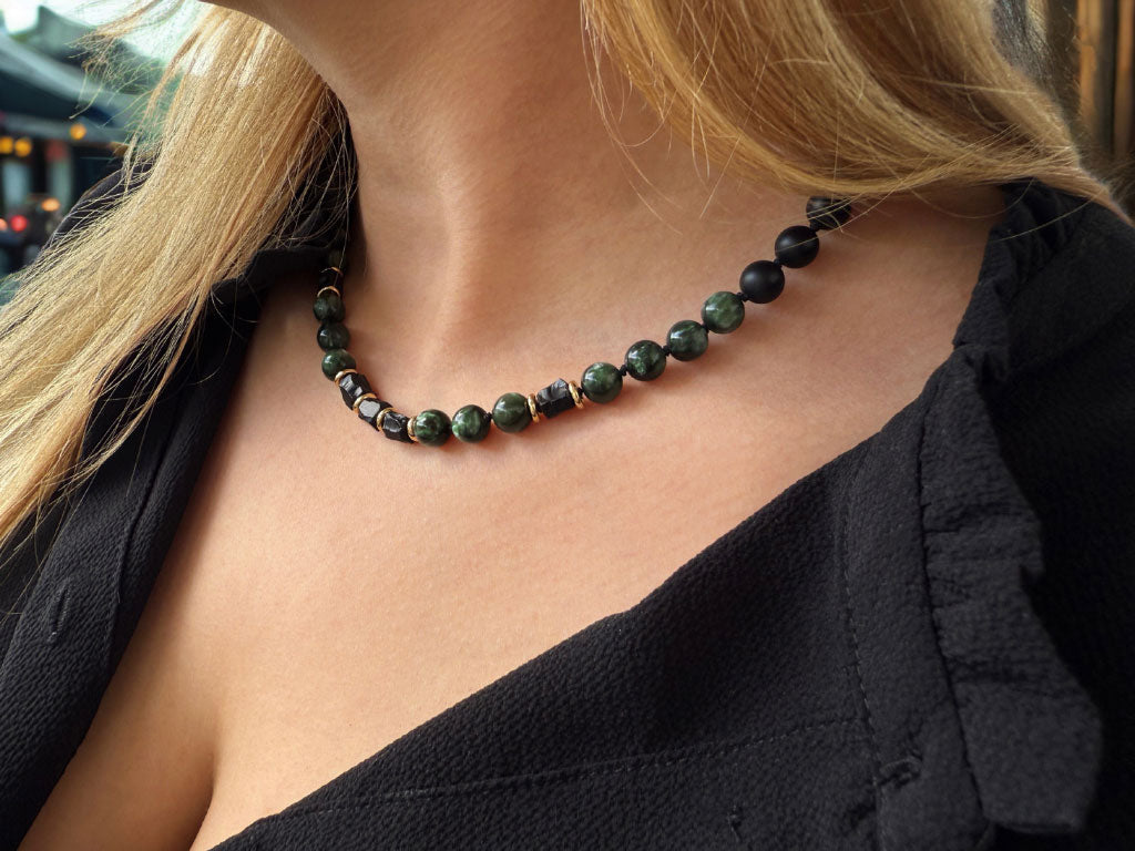 Halskette mit SkyRock aus Onyx, Serafinit &amp; 585 Gelbgold in 8mm