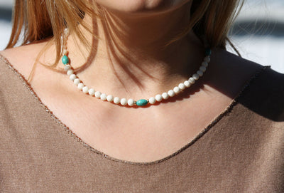 Halskette mit weißer Jade, Türkis und 585 Gelbgold in 6mm