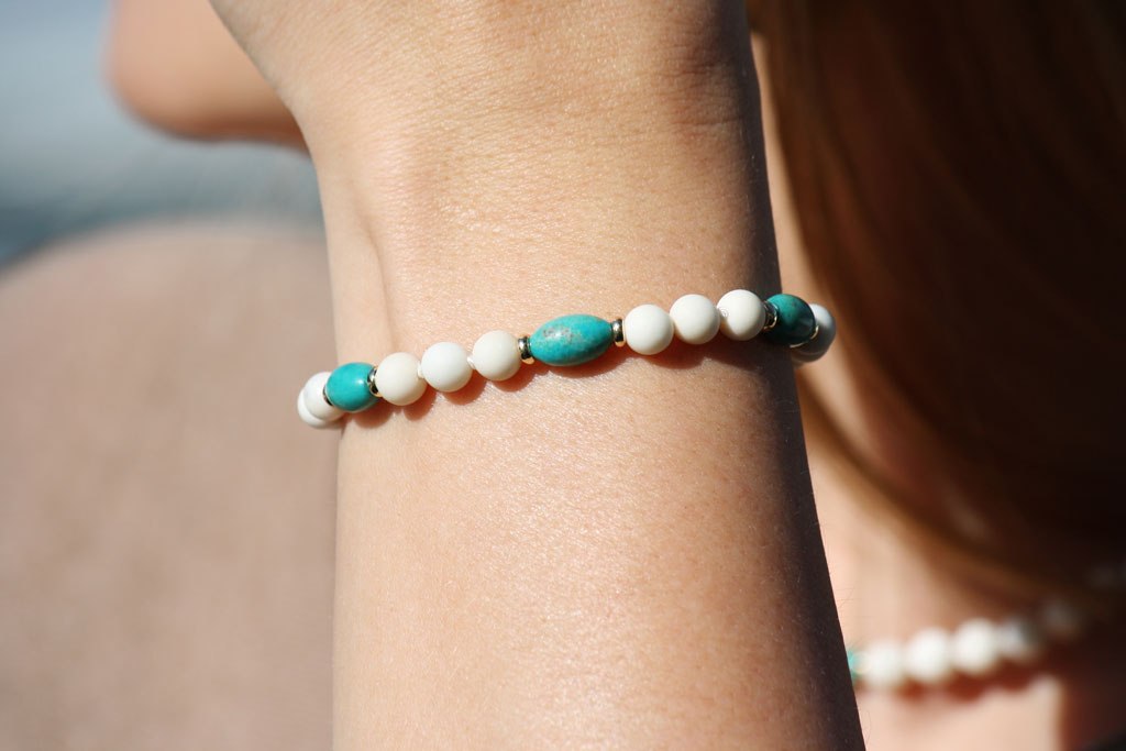 Armband mit weißer Jade, Türkis und 585 Gelbgold in 6mm