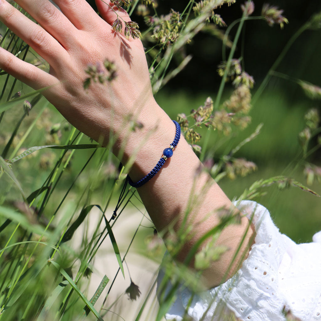 SkyLight Makramee-Armband mit Kyanit in 8mm, 585 Gelbgold &amp; Perlseide-Knoten in 4mm