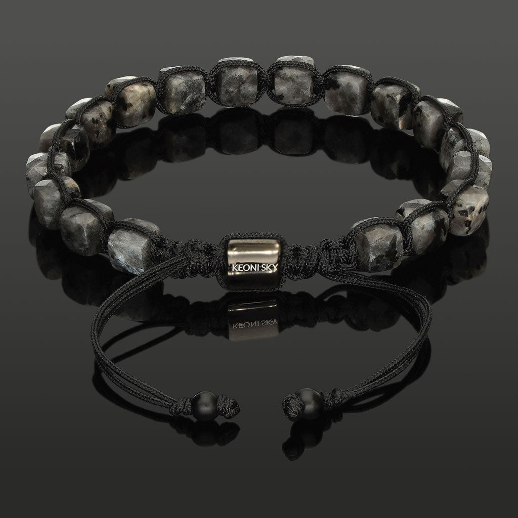 Makramee-Armband mit facettierten Würfeln aus Larvikit in 6mm