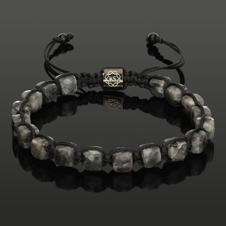 Makramee-Armband mit facettierten Würfeln aus Larvikit in 6mm