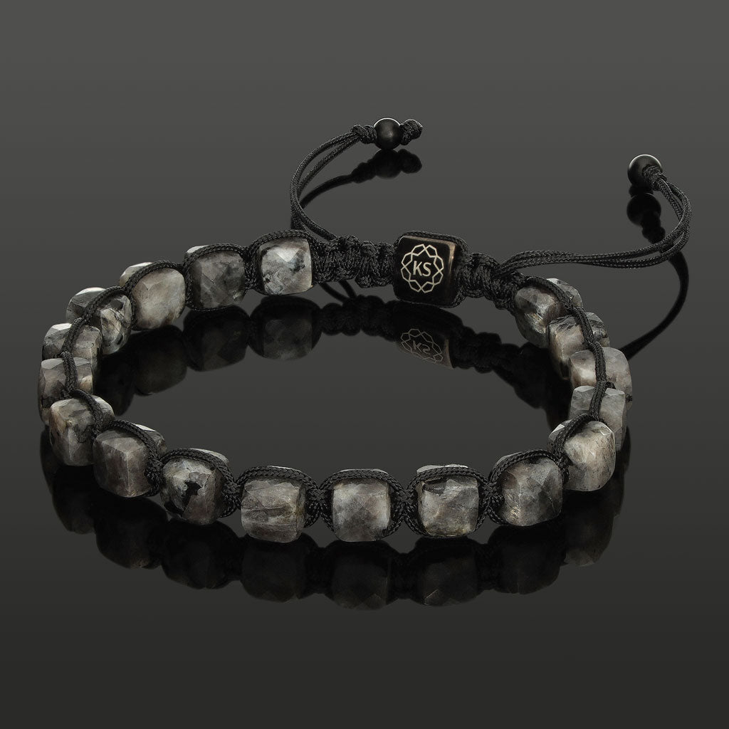 Makramee-Armband mit facettierten Würfeln aus Larvikit in 6mm