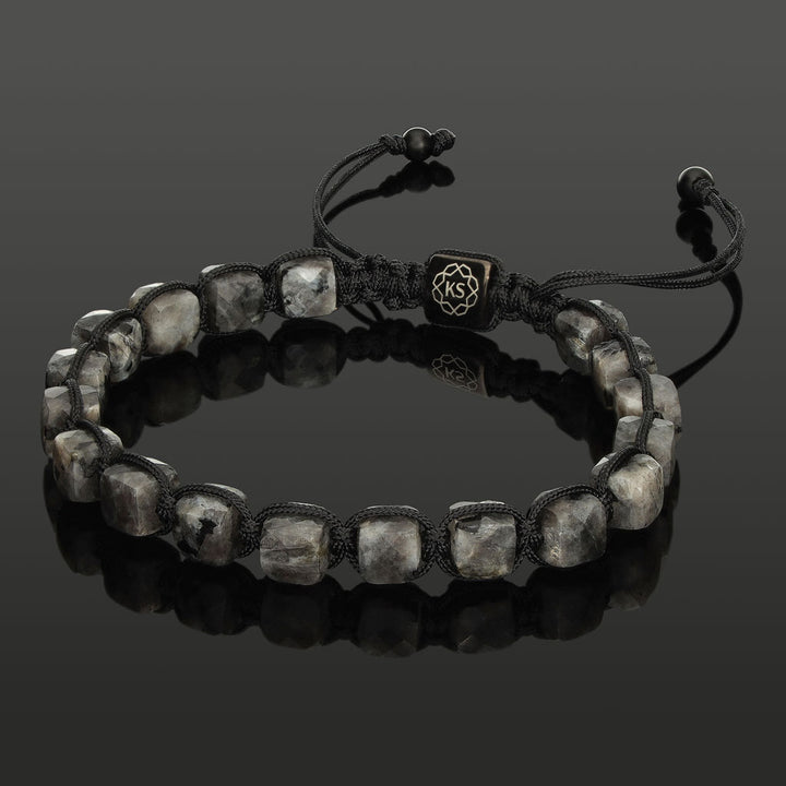 Makramee-Armband mit facettierten Würfeln aus Larvikit in 6mm