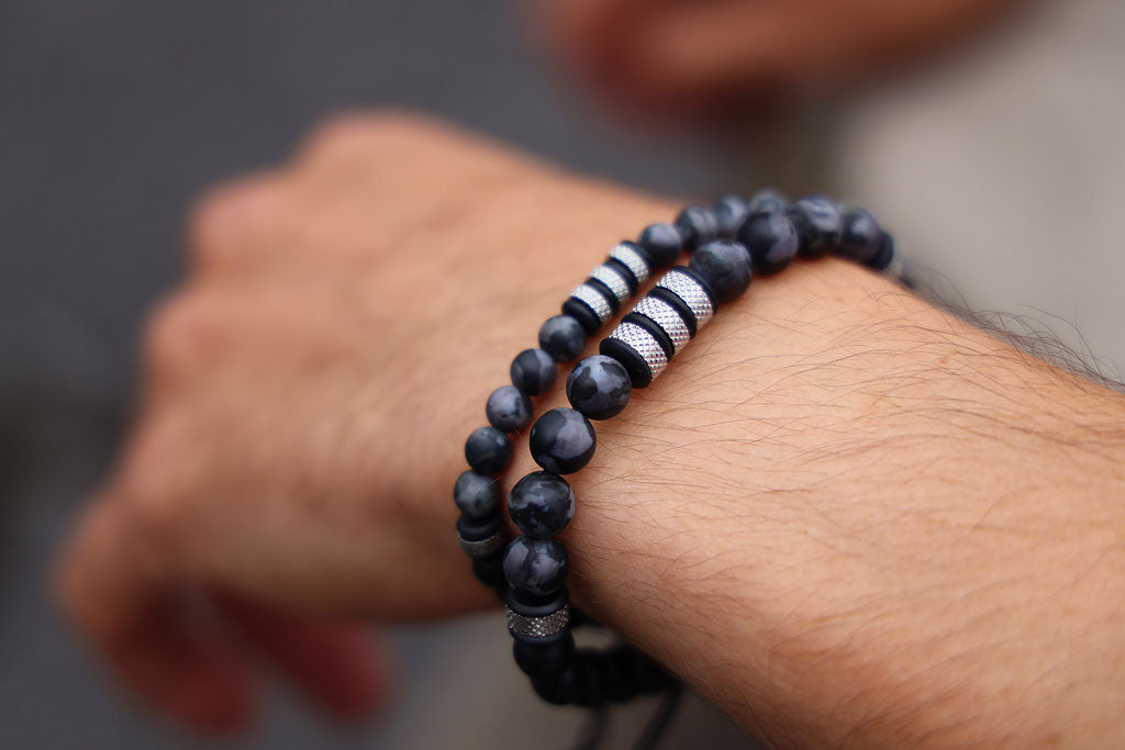 Makramee-Armband aus Indigo Gabbro, Onyx & Diamond-Cut Rondellen aus Edelstahl
