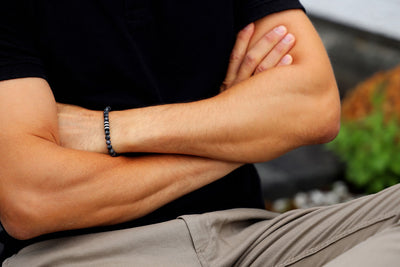 Makramee-Armband aus Indigo Gabbro, Onyx & Diamond-Cut Rondellen aus Edelstahl