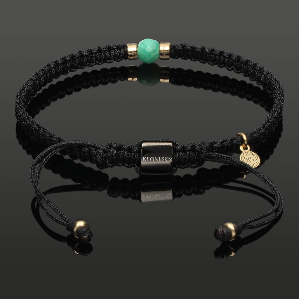 SkyLight Makramee-Armband mit facettiertem Smaragd in 6mm, 585 Gelbgold &amp; Perlseide-Knoten in 4mm