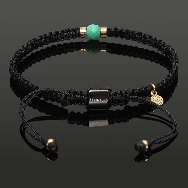 SkyLight Makramee-Armband mit facettiertem Smaragd in 6mm, 585 Gelbgold &amp; Perlseide-Knoten in 4mm