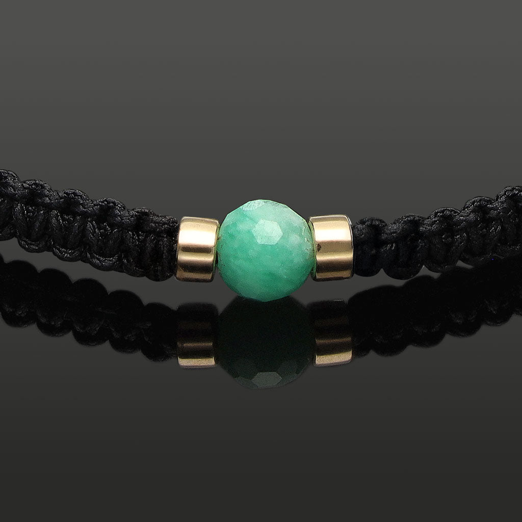SkyLight Makramee-Armband mit facettiertem Smaragd in 6mm, 585 Gelbgold &amp; Perlseide-Knoten in 4mm
