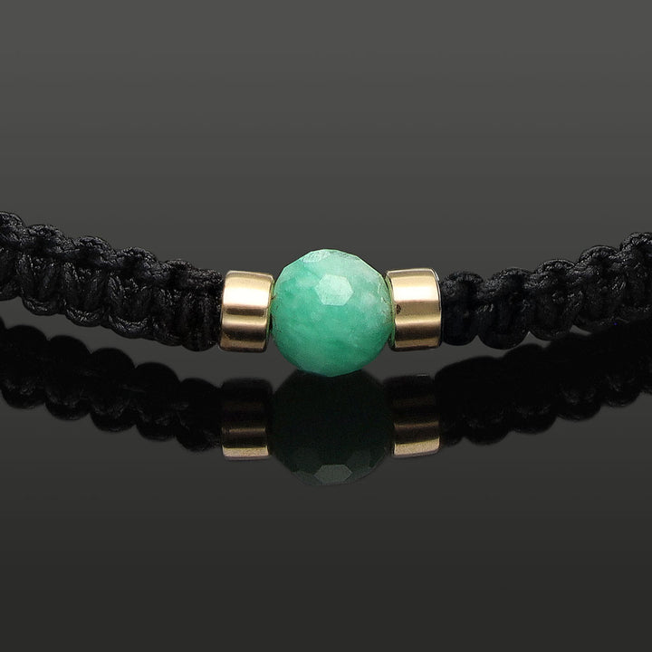 SkyLight Makramee-Armband mit facettiertem Smaragd in 6mm, 585 Gelbgold &amp; Perlseide-Knoten in 4mm