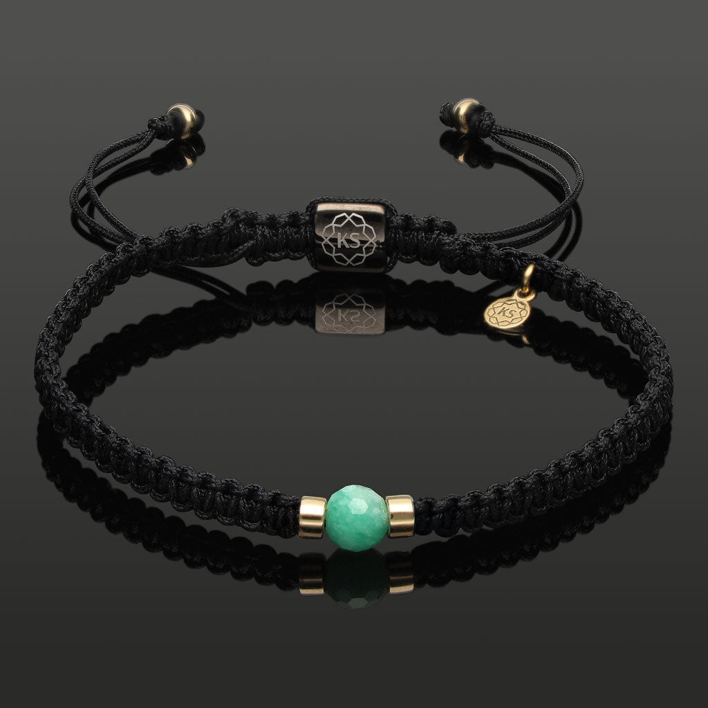 SkyLight Makramee-Armband mit facettiertem Smaragd in 6mm, 585 Gelbgold & Perlseide-Knoten in 4mm
