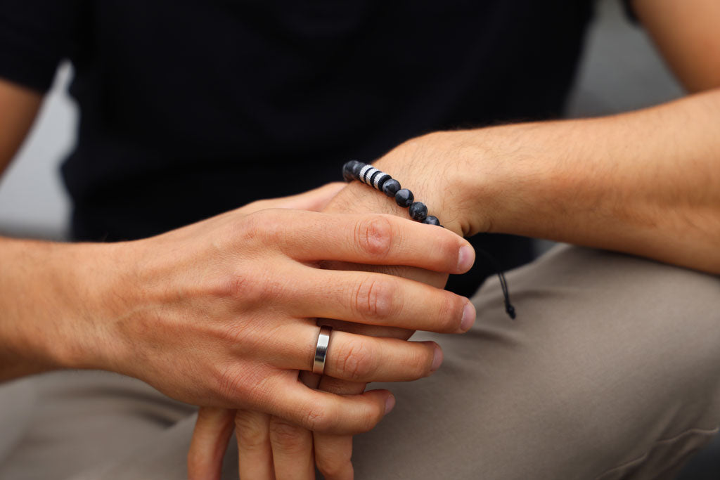 Makramee-Armband aus Indigo Gabbro, Onyx & Diamond-Cut Rondellen aus Edelstahl