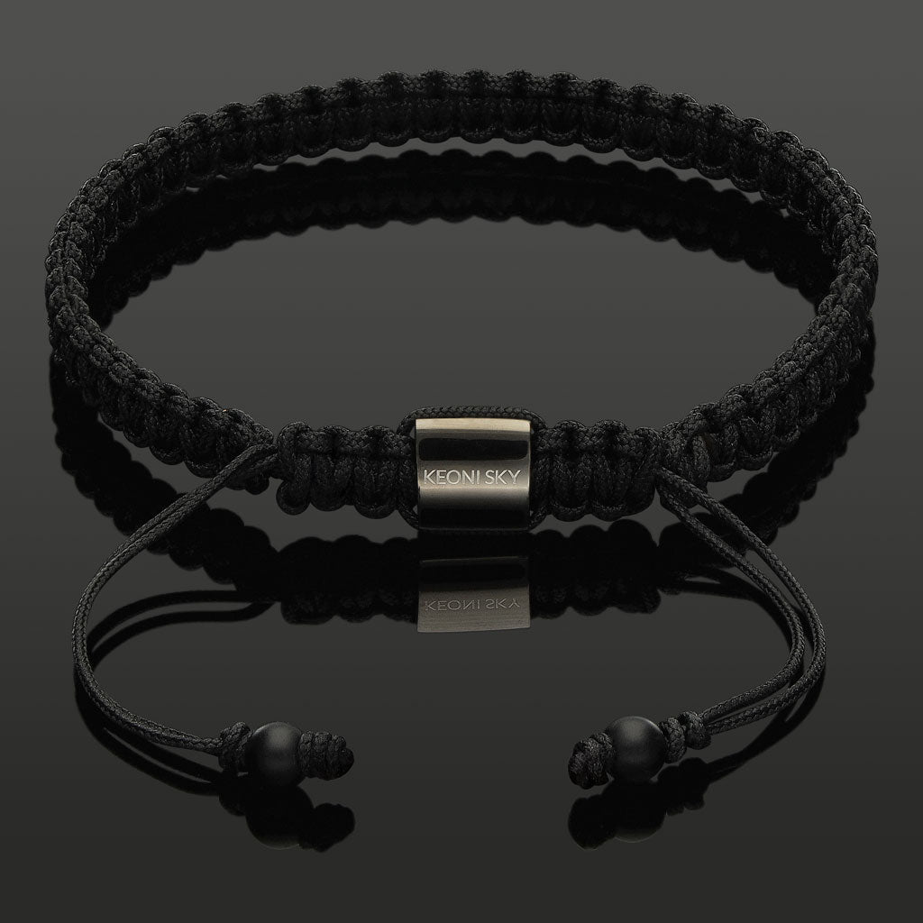 Makramee-Armband mit Onyx & Perlseide-Knoten
