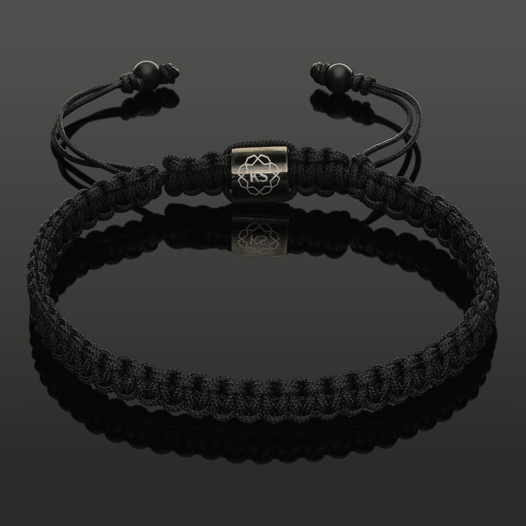 Makramee-Armband mit Onyx & Perlseide-Knoten