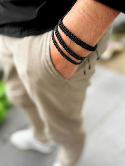 Makramee-Armband mit Onyx & Perlseide-Knoten