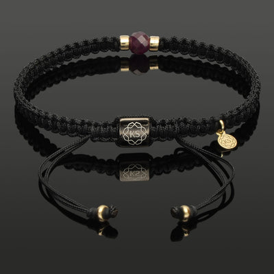 SkyLight Makramee-Armband mit violettem Rubin in 6mm, 585 Gelbgold & Perlseide-Knoten in 4mm