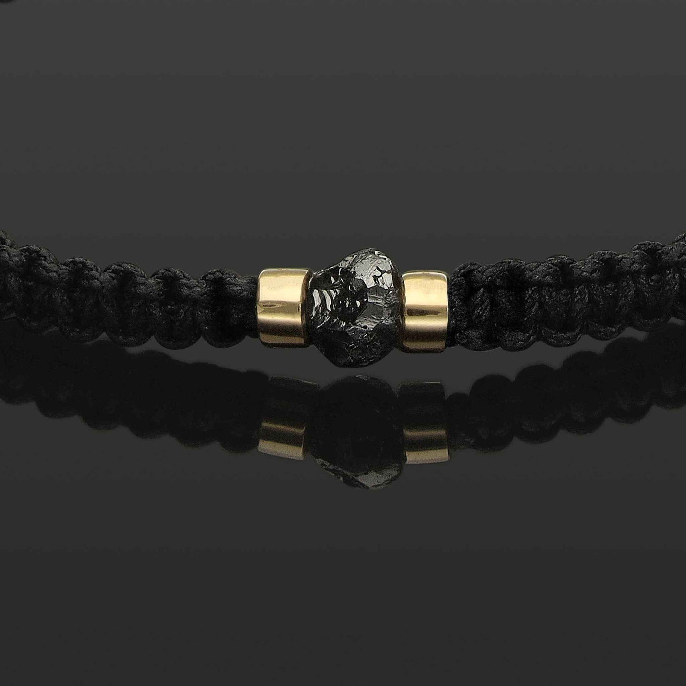 SkyLight Makramee-Armband mit schwarzem Rohdiamant, 585 Gelbgold & Perlseide-Knoten in 4mm