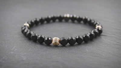 Damen Perlenarmband aus funkelnd facettiertem Onyx & 9 Karat Gold in 6mm