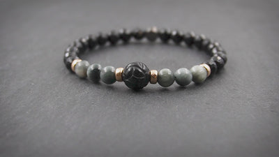 Damen Perlenarmband mit geschnitztem Obsidian, 375 Gold, Falkenauge & Onyx in 6mm
