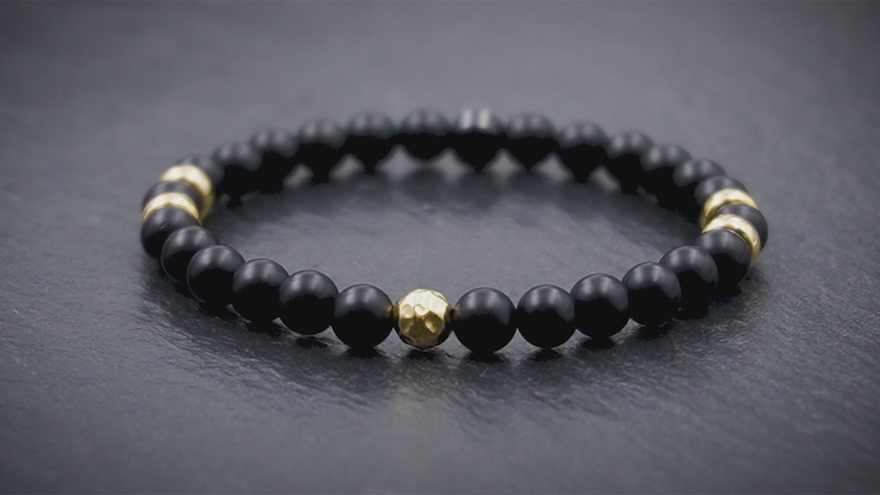 Herren Perlenarmband mit Onyx & gehämmerter Kugel aus 24 Karat vergoldetem 925 Silber in 6mm