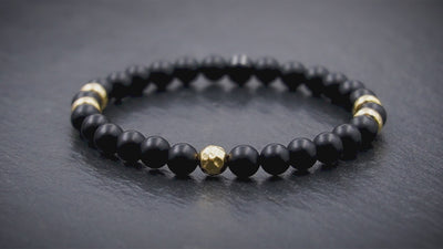 Herren Perlenarmband mit Onyx & gehämmerter Kugel aus 24 Karat vergoldetem 925 Silber in 6mm
